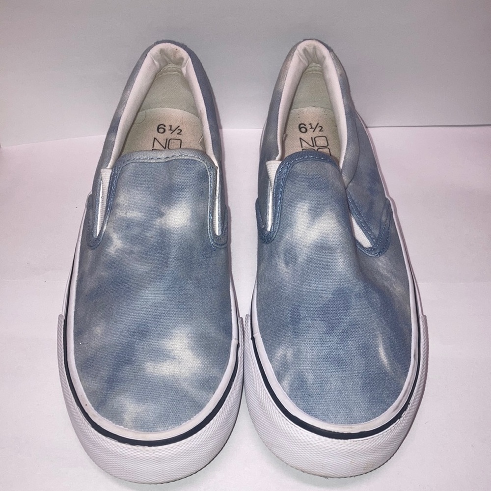 No Boundaries Women’s 6.5 Casual Slip on Shoe